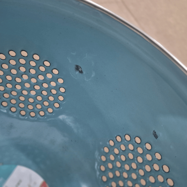 وعاء فاكهة معدني أنيق مع قاعدة ثابتة